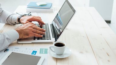 В Україні продовжує скорочуватись кількість чиновників