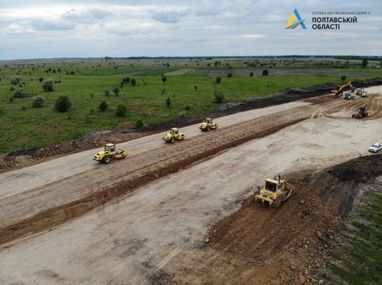 В Полтавской области показали, как строят участок автодороги "с нуля" (фото)