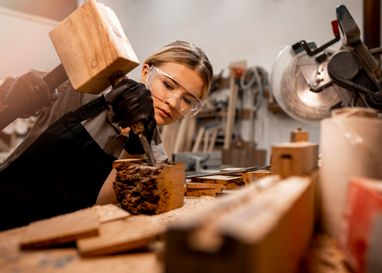 Экспериментальный проект: Кабмин утвердил список профессий для трудоустройства женщин