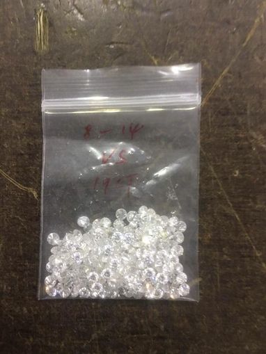 У схованці з документами з Гонконгу митники Києва виявили 205 діамантів (фото)