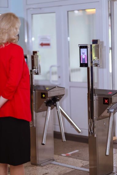 ПриватБанк и Visa запустили в Киеве пилотный проект биометрической системы безопасного доступа в учебные заведения
