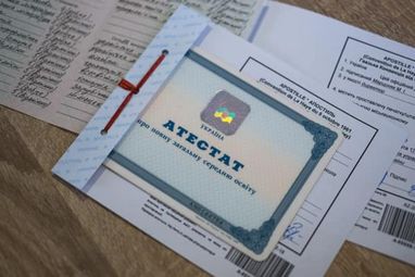 В МОН объяснили, как выпускники школ, находящиеся за границей, могут получить документы об образовании