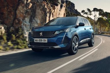 Peugeot 5008 является универсальным автомобилем