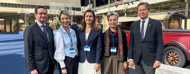 На спільному фото зображена група людей — учасників саміту у Брюсселі EU-Ukraine Business Summit 2026.