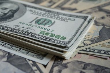 Чому подешевшав долар та коли НБУ доведеться поновити девальвацію гривні — прогноз аналітиків