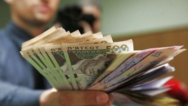 Щомісяця середня зарплата зростає на 500 грн: хто отримує найбільше