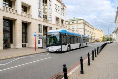 Solaris показав 18-метровий автобус на водні