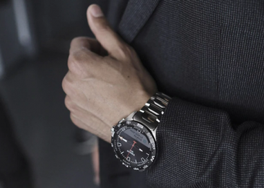 Swatch выпустила умные часы на солнечной батарее (фото, видео)