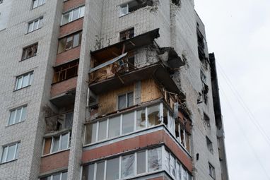 Поврежденное из-за обстрела жилье