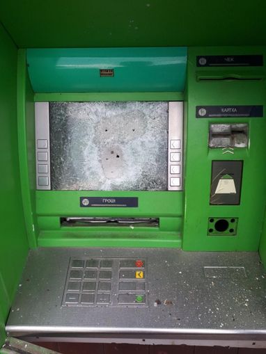 На Вінниччині затримали родину "ведмежатників", які заради грошей розстріляли банкомат з автоматів (фото)