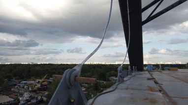 На арках Подільсько-Воскресенського моста почали монтувати ванти (фото)