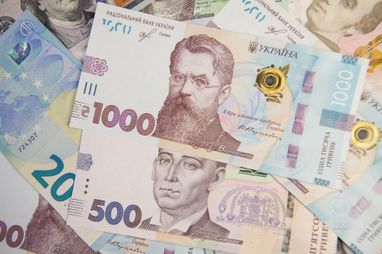 Украинцы смогут обменять наличную гривну на евро еще в одной стране