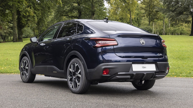 Citroen презентовал e-C4 и e-C4 X 2025: до 425 км на одном заряде и быстрая зарядка за 30 минут (фото)