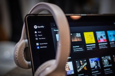 Spotify объявляет о создании собственного креативного агентства и тестирует генеративную голосовую рекламу с искусственным интеллектом