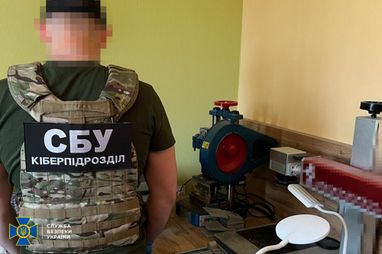 У Києві підпільний "ЦНАП" продавав фальшиві паспорти та водійські права