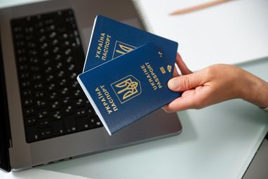 МЗС обіцяє скоротити строки оформлення паспортів