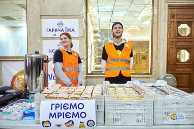 На який залізничних вокзалах працюють пункти незламності