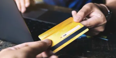 Казахстан ускладнив правила видачі банківських карток росіянам