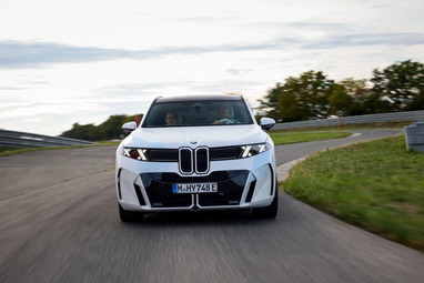 BMW готує до серійного виробництва водневу версію кросовера iX5