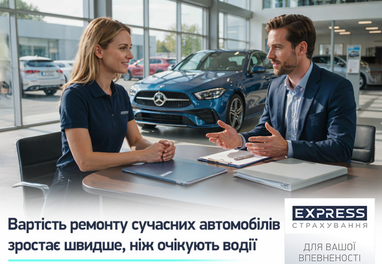Мужчина и женщина обсуждают условия страхования автомобиля в автосалоне на фоне нового Mercedes-Benz