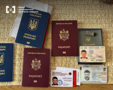 Ліквідовано масштабний транскордонний кримінальний бізнес із виготовлення фальшивих документів