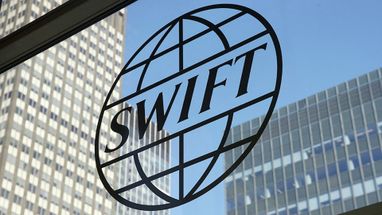 Четыре из десяти банков, обслуживающих российский ОПК, не отключили от SWIFT — аналитики