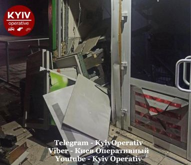 В Киеве неизвестные взорвали банкомат ПриватБанка (фото)