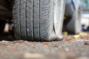 Спущена шина автомобіля