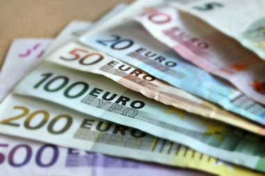 Евро немного подорожал, а доллар — нет: какой курс предлагают банки и обменники сегодня