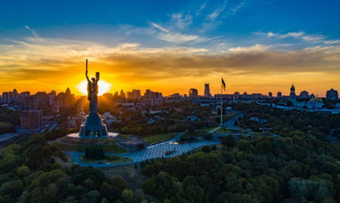 Комендантську годину в Києві скоротили: як працюватимуть магазини, метро та заклади