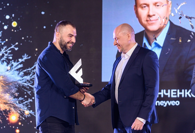 На фото: CEO SalesDoubler Олександр Бойко вручає нагороду Сергію Сінченку