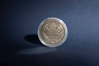 На реверсе монеты изображены две фигуры — казак со щитом и саблей и украинка-берегиня