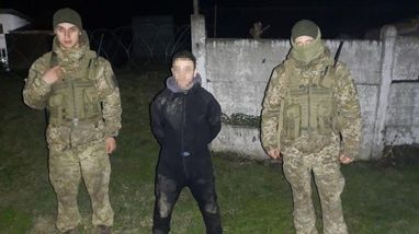 😷 Контрабанда масок: прикордонники затримали водолаза біля річки Тиса (фото)