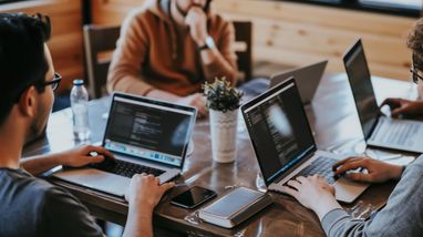 Самый высокий уровень конкуренции в июне зафиксирован в категории JavaScript