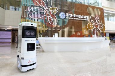 У Південній Кореї представили першого у світі робота-дезінфектора з 5G