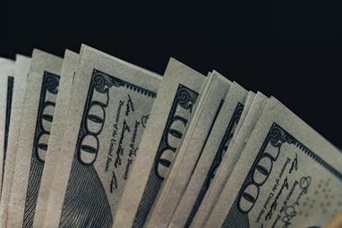 Начало весны может принести колебания курса из-за внутренних проблем, внешних рисков и геополитического напряжения