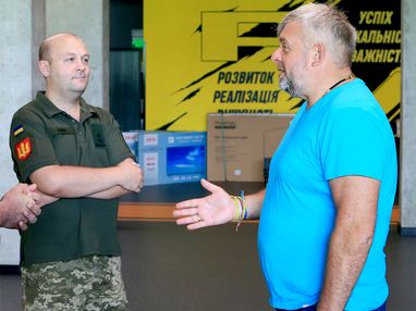 Григорий Козловский передал военным 45-й бригады ВСУ оборудование, которое спасает жизни