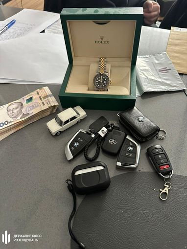 У підозрюваного вилучили автомобілі, документи на елітну нерухомість, колекцію брендового одягу, взуття та аксесуарів