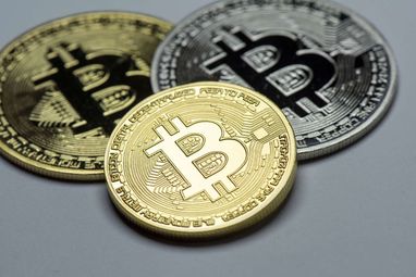 Bitcoin достиг рекордных $106 000 после заявлений Трампа о создании резерва криптовалюты в США