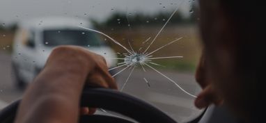 Поліція почала штрафувати водіїв за наявність тріщини на лобовому склі