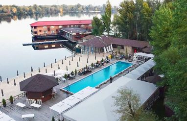 Суд обязал снести гостинично-ресторанный комплекс на берегу Днепра