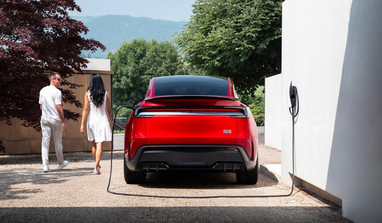 Tesla представила новий електрокар (фото)