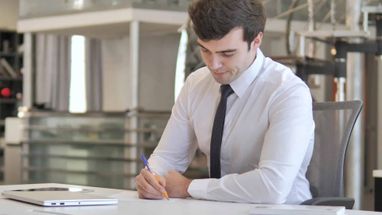 Кабмін змінив правила бронювання працівників критичних підприємств