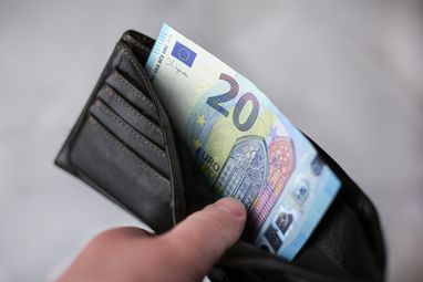 Средняя зарплата в Германии в 2025 году: сколько платят в разных отраслях