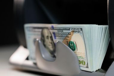 Спрос на наличную валюту вырос