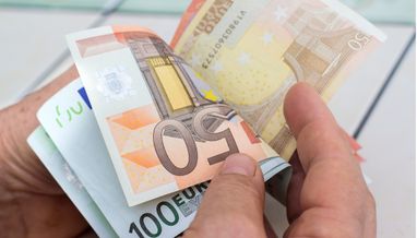 Українські біженці в Європі можуть залишитись без виплат. Як перевірятимуть статки українців