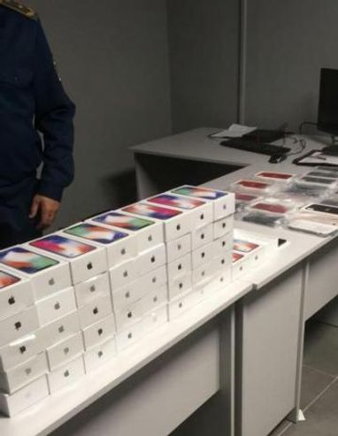 В аеропорту Одеси затримали чоловіка з 43 iPhone X (фото)