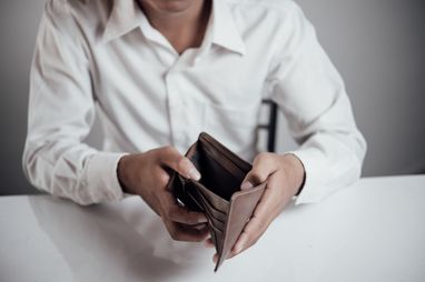 В 2025 году 15% работников столкнулись с уменьшением зарплаты