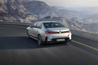 BMW представила обновленный электрический флагман i7 (фото)