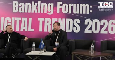 Выступление спикера на фоне баннера конференции «Banking Forum: Digital Trends 2026» с логотипами «Таскомбанк» и «TAS Group»